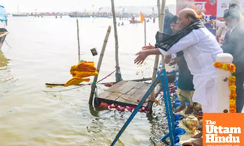 Prayagraj: Defence Minister Rajnath Singh and BJP Rajya Sabha MP Sudhanshu Trivedi offer prayers at the Triveni Sangam