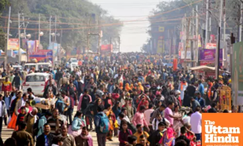 Prayagraj: Devotees arrive in large numbers at the Triveni Sangam