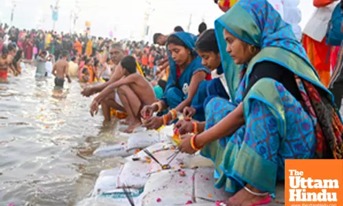 Prayagraj: Devotees perform ritual at Triveni Sangam
