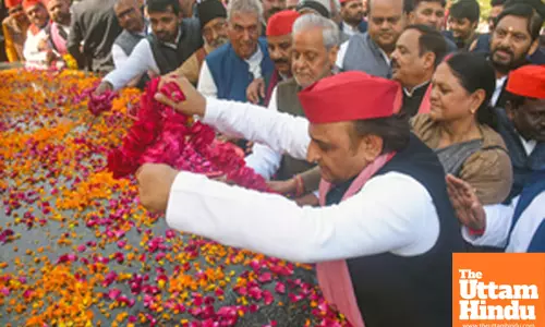 Lucknow: SP Chief Akhilesh Yadav Pays Homage to Janeshwar Mishra