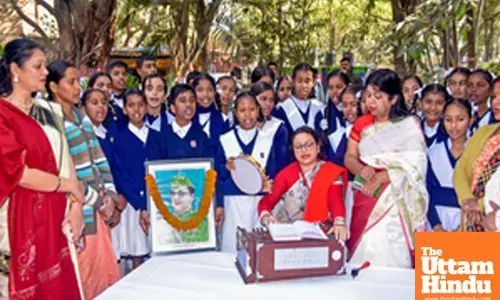 Ranchi: School children pay tribute to Netaji Subhas Chandra Bose on the occasion of his birth anniversary