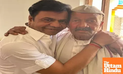 Rajpal Yadav pays an emotional tribute to his late father