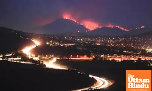 Homes destroyed as bushfires threaten towns in Australia