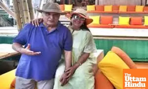 Shabana Azmi, Javed Akhtar hold hands as they pose for picture in holiday