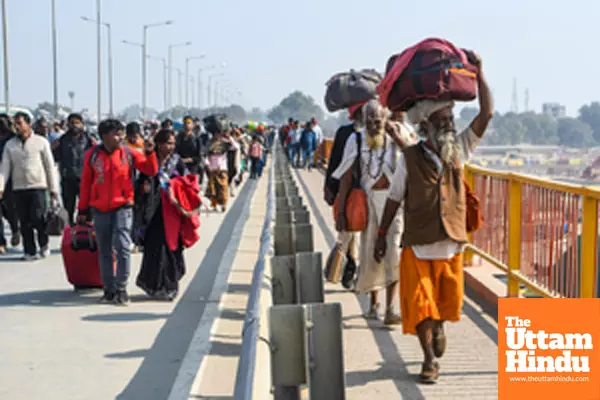 Prayagraj: Devotees arrive to take a holy dip at Triveni Sangam during the ongoing Maha Kumbh Mela 2025 Prayagraj: Devotees arrive to take a holy dip at Triveni Sangam during the ongoing Maha Kumbh Mela 2025