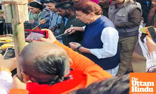 Prayagraj: Actor and BJP leader Arun Govil distributes food to devotees at a camp near Triveni Sangam