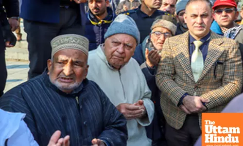 Srinagar: JKNC President Farooq Abdullah prays at the Hazratbal shrine on Mehraj-u-Alam