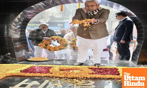 Patna: Bihar Chief Minister Nitish Kumar pays tributes to Mahatma Gandhi