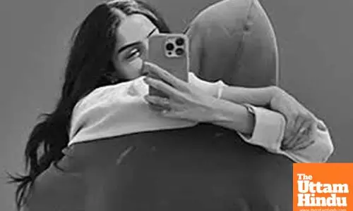 Khushi Kapoor drops mushy picture with a mystery man