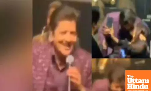 Udit Narayan kisses female fans on lips during concert, video goes viral