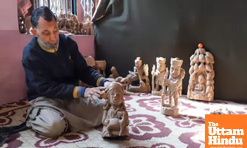 Master Artisan Preserves Kashmir’s Woodcarving Heritage