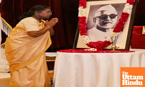 President of India Droupadi Murmu pays floral tributes to former President of India Zakir Hussain