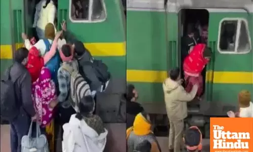 Unbelievable! Passengers Enter Train Engine on Maha Kumbh Special – Viral Video
