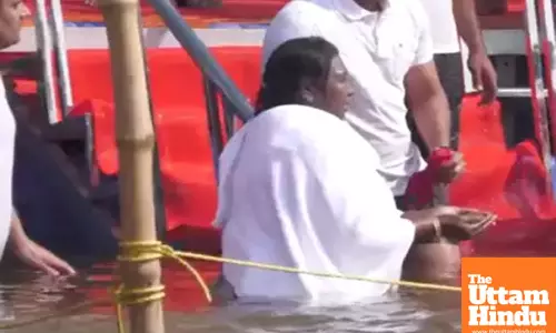 President Droupadi Murmu takes spiritual plunge at Triveni Sangam during Maha Kumbh