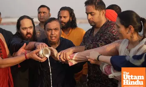 Mukesh Ambani Joins Maha Kumbh with Four Generations, Takes Sacred Dip at Sangam – Watch the Moment!
