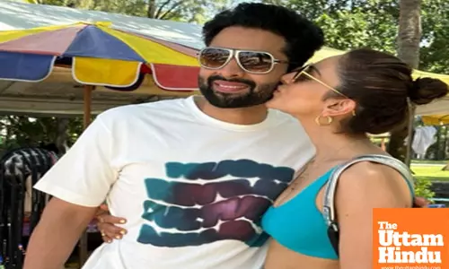 Rakul plants sweet peck on her forever Valentine Jackky Bhagnanis cheek