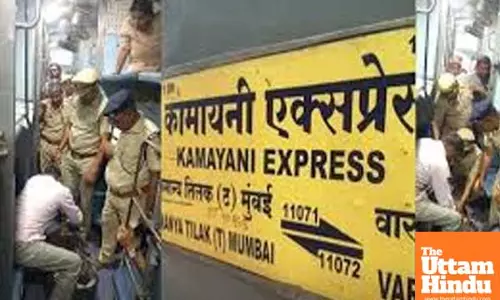 Bomb Scare on Kamayani Express: Passengers Evacuated at Bina Station