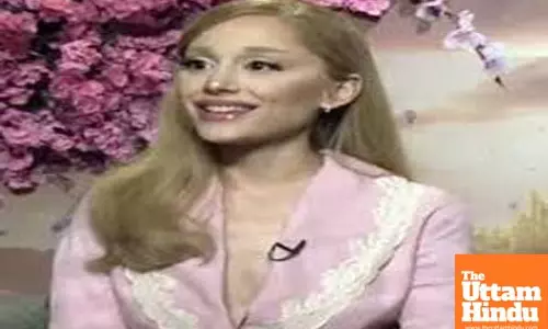 Ariana Grande likes to play online games with strangers