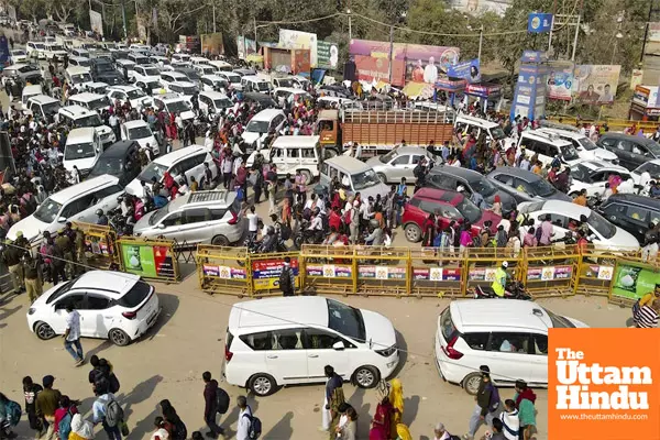 Final Dip Rush Causes 25 km Traffic Gridlock at Maha Kumbh 2025 Final Dip Rush Causes 25 km Traffic Gridlock at Maha Kumbh 2025