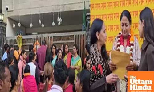 Stream of visitors at Delhi CM Rekha Guptas Shalimar Bagh residence