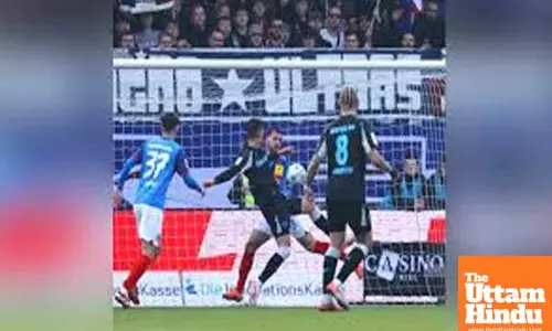 Leverkusen cruise past bottom placed Kiel to keep pressure on Bayern