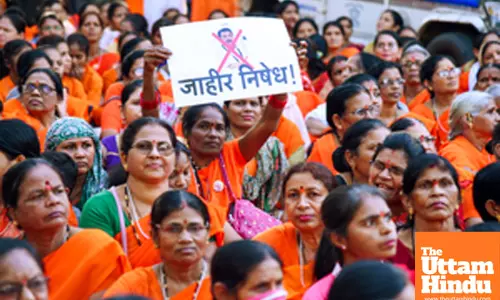 Followers of Jagadguru Narendracharya Maharaj protest against Congress leader Vijay Wadettiwars alleged derogatory remarks