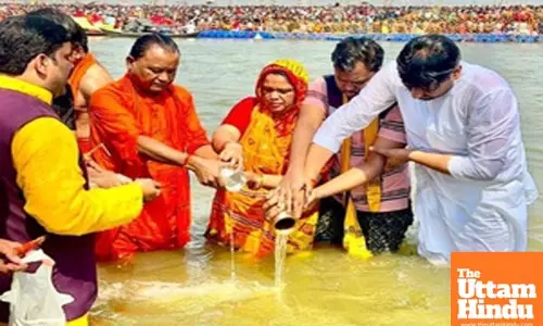 Odisha CM takes holy dip at Triveni Sangam