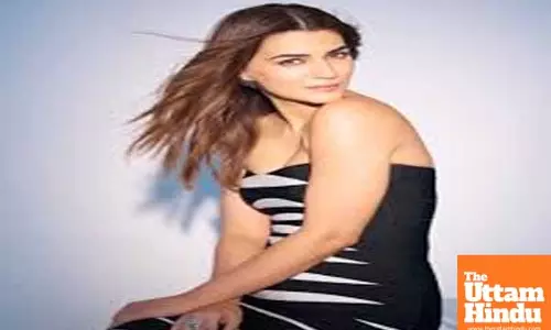 Kriti Sanon treats her sweet tooth on the sets of Tere Ishk Mein