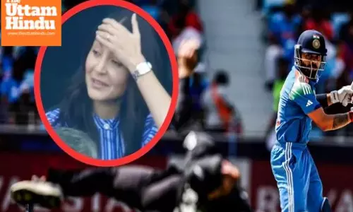 Anushka Sharmas Reaction to Virat Kohlis Dismissal Goes Viral