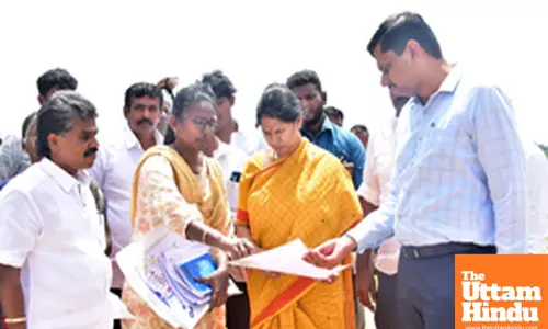Kanimozhi inspects flood barrier construction in Thoothukudi