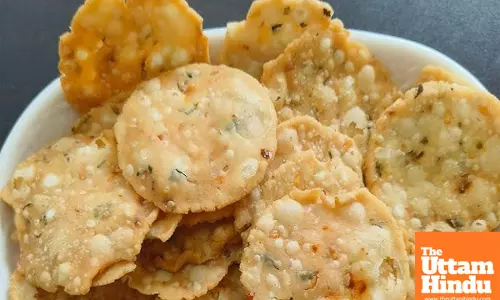 Holi 2025: Prepare Tasty Papdi with Rice Flour on Holi, It will be fun to eat with tea