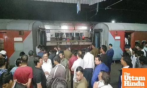 Major Mishap Averted: Nandan Kanan Express Splits, Coaches Move 200m Ahead