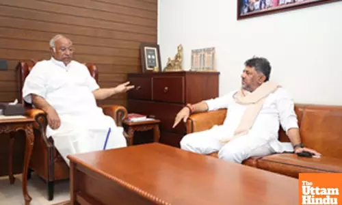 Amid Ktaka Congress infighting, DK Shivakumar meets Mallikarjun Kharge