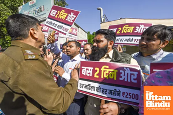 AAP Protests at Mandi House Over Delay in Mahila Samriddhi Yojana Implementation AAP Protests at Mandi House Over Delay in Mahila Samriddhi Yojana Implementation