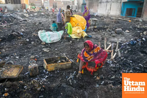 Fire broke out in the slums of Bahlolpur village Fire broke out in the slums of Bahlolpur village