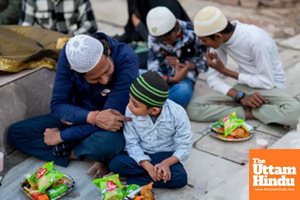 Muslim devotees share an Iftar meal during the holy month of Ramadan at Nizamuddin Dargah Muslim devotees share an Iftar meal during the holy month of Ramadan at Nizamuddin Dargah