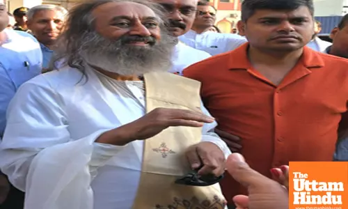 Spiritual leader Ravi Shankar receives grand welcome in Patna