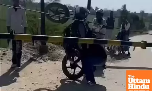 SHOCKING VIDEO : Indian Mans Death Defying Stunt to Cross Railway Barrier Leaves Netizens in Awe