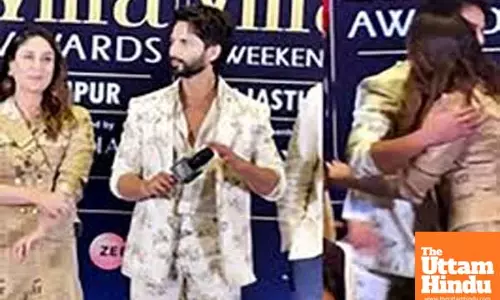 Ex-lovers Kareena and Shahid share a hug in public