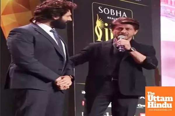 Shah Rukh Khan passes on the IIFA hosting mantle to Kartik Aaryan Shah Rukh Khan passes on the IIFA hosting mantle to Kartik Aaryan