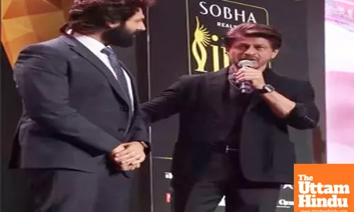 Shah Rukh Khan passes on the IIFA hosting mantle to Kartik Aaryan