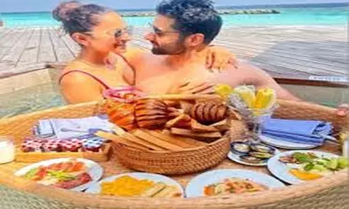 Rakul enjoys ‘floating meal’ with her ‘whole heart’ Jackky in Maldives