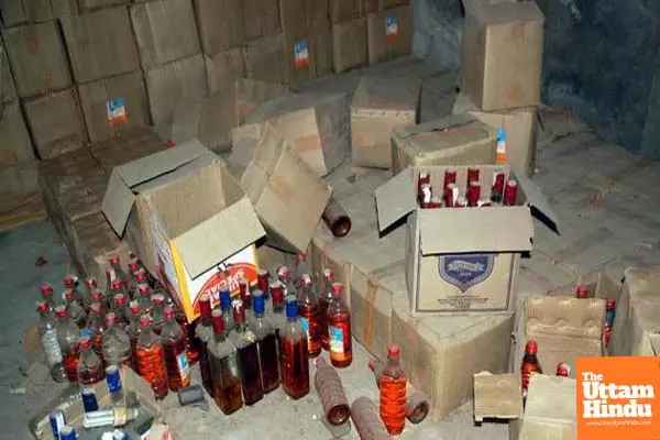 196 boxes containing illegal liquor smuggled from Haryana to Gujarat seized 196 boxes containing illegal liquor smuggled from Haryana to Gujarat seized