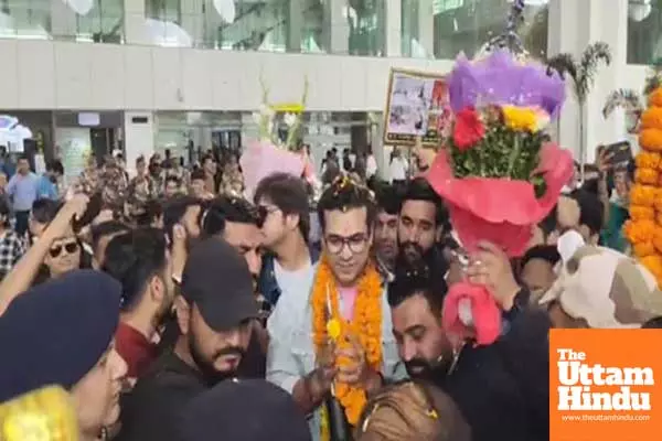 Jubin Nautiyal receives a grand welcome by fans at the Dehradun Airport