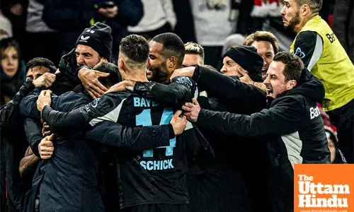 Leverkusen stun Stuttgart to stay in Bundesliga title hunt