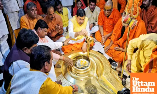 CM Mohan Yadav offers prayers at the Tilbhandeshwar Mahadev Temple