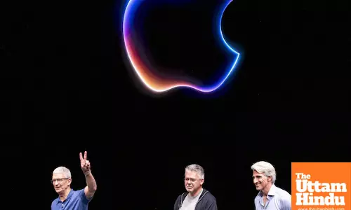 Apple Reshuffles AI Leadership to Revamp Siri: Report