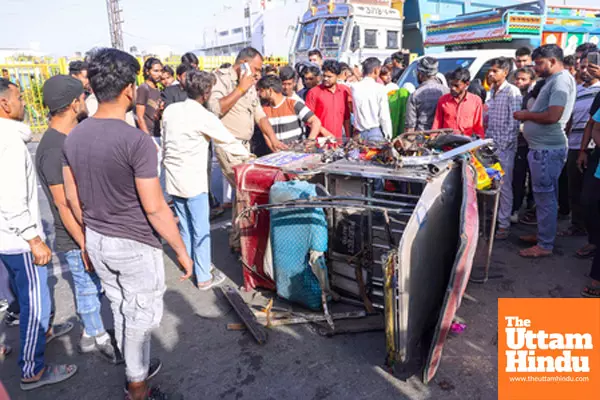Crowd Gathers at Accident Site on Delhi-Agra Highway Crowd Gathers at Accident Site on Delhi-Agra Highway