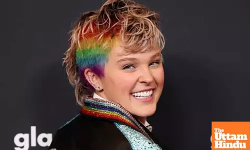 Jojo Siwa flaunts new hair style as she shaves sides of her head