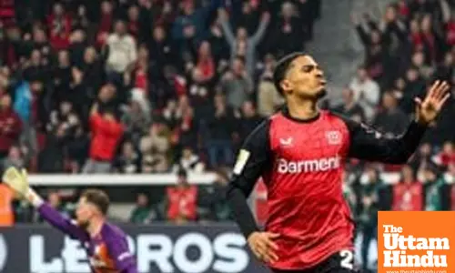 Leverkusen overpowers Bochum to stay in Bundesliga title race